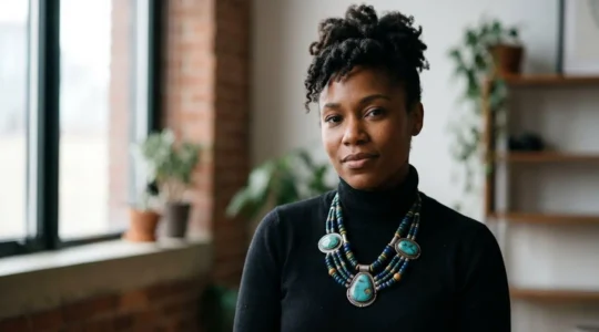 Femme portant un collier artisanal ethnique avec une tenue urbaine minimaliste