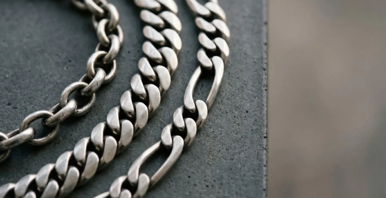 Différentes chaînes pour homme en métaux précieux avec mailles variées sur fond neutre