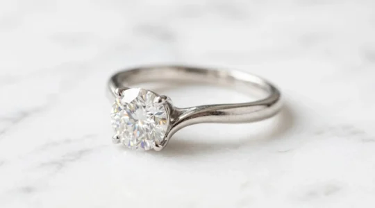 Bague solitaire en diamant sur fond epure mettant en valeur l'eclat et la taille de la pierre