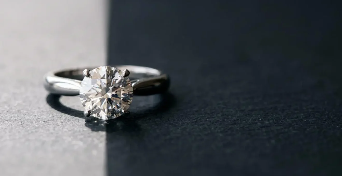 Diamant solitaire de haute qualité photographié avec un éclairage dramatique illustrant la différence de valorisation entre expertise d'assurance et valeur de revente